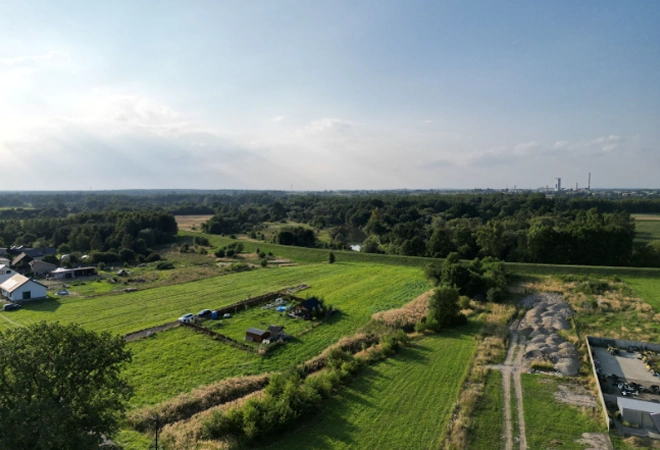 Zdjecie z drona przedstawiające las i walory przyrodnicze okolicy – NJ Investment usługi dronem