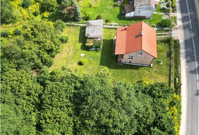 Widok z góry na dom z pomarańczowym dachem wraz z widokiem na ogród w Chrzanowie