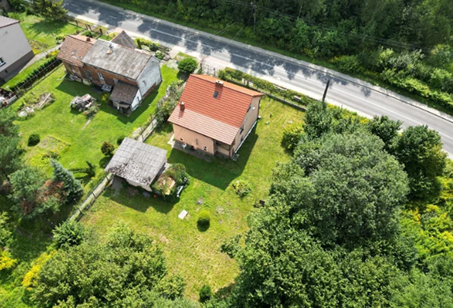 Widok z góry na dom z pomarańczowym dachem w Chrzanowie – profesjonalna fotografia nieruchomości z drona